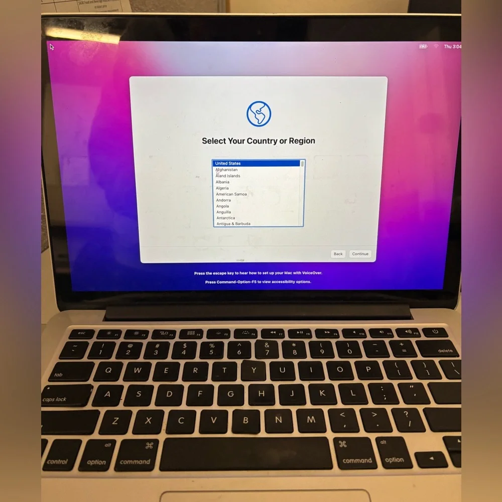 Apple MacBook Pro (13”) w/ charger & case